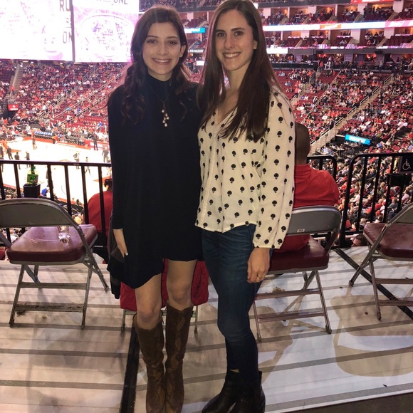 Welcome to my closet 🛍🌹💕⚡️🤩 - Picture 5 of 8